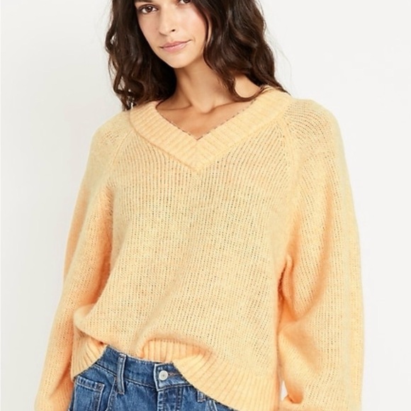 XLP | GAP Women's V-Neck Sweater in light yellow - Picture 7 of 7